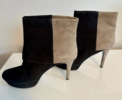 Botín de gamuza Tahari 7,5 tacón de aguja negro y gris Foto 1 de 4