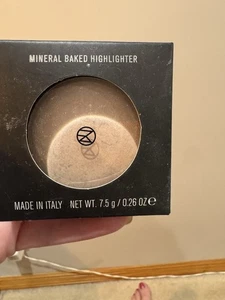 IL Makiage Mineral Baked Highlighter HALO 0.26 Oz/7.5g NEW IN BOX Champagne Nude - Picture 1 of 3