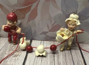 2007 Hallmark Keepsake "HOLIDAY STRING-ALONG" Ornament Elves- Popcorn Garland - Picture 1 of 6