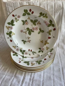 Wedgwood - Wild Strawberry - 6 x 9" Rimmed Bowls (Rare) - Picture 1 of 6