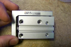 NEU SMC MXH10-25 CYL Kompakt-Schiebetisch - Bild 1 von 2