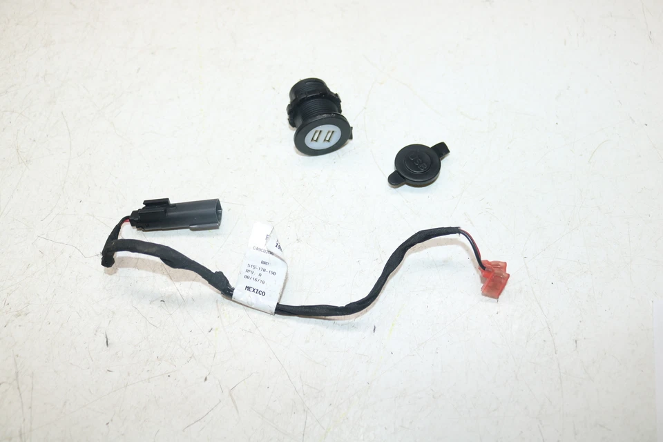 2018 Ski-doo Mxz Xrs 850 Gen 4 G4 Accesorio USB Socket Enchufe Terminal Foto 1 de 4
