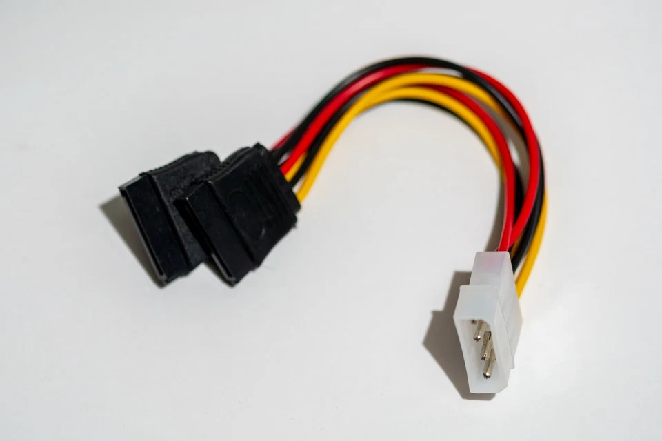 4 Pin Molex IDE männlich auf 2x 15 Pin S-ATA (SATA) weiblich Y-Stromadapter - Bild 1 von 4