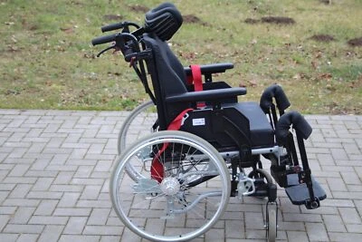 Netti 4U CE Plus Multifunktionsrollstuhl Pflegerollstuhl +Schiebehilfe Halterung - Bild 1 von 4