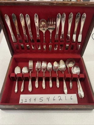 1946 ONEIDA COMMUNITY 46 Pc Tudor Silver Plate Queen Bess II Flatware Wood Case - Image 1 of 4