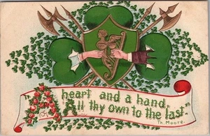 Postal en relieve del Día de San Patricio de la década de 1910 "Un corazón y una mano" no usada postalmente - Imagen 1 de 2