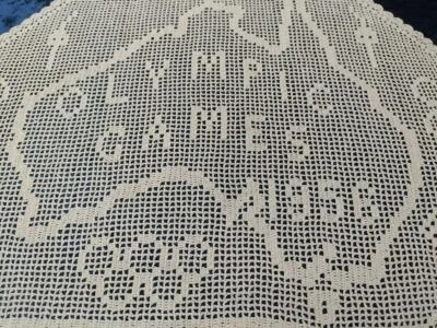 ÚNICO Melb Juegos Olímpicos 1956 en Mapa de OZ Centro de Centro de Ganchillo a Mano Vintage Foto 1 de 3