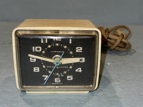 VINTAGE (1970s) General Electric Luminous Electric Alarm Clock # 7370-1  Working Cover