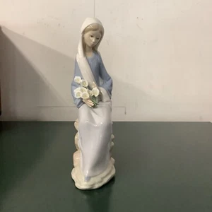 Figurina Lladro 9,25" 4972 "RAGAZZA CON GIGLI DI CALLA SEDUTA" ritirata 1991 come nuova - Foto 1 di 5