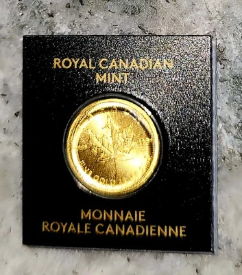 Moneda de $5 de arce de oro puro canadiense de 1 G en tarjeta de ensayo de la Casa de la Moneda Real Canadiense  Foto 1 de 2