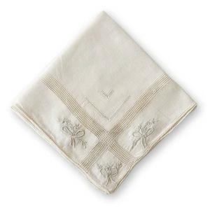 Pañuelo antiguo bordado floral con lazo de lino blanco roto de mediados de siglo - Imagen 1 de 6