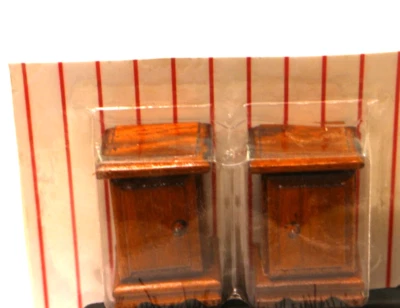 一对老式微型娃娃屋边桌 1.5 x 1.25 — 第 1/4 张图片