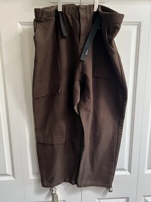 Pantalón EARTH STUDIES Cigarro Marrón Dobby Texturizado Auto Cinturón Talla 38 Desaparece Foto 1 de 4