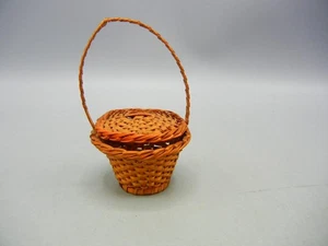 Antigua casa de muñecas miniatura cesta tejida con tapa con mango tejido marrón rojizo - Imagen 1 de 8