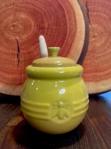NUOVO barattolo miele Le Creuset e silicone dipper con coperchio Digione gres giallo carino nuovo con etichette - Foto 1 di 21
