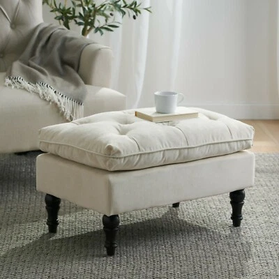 Otomana de almohada de tela acolchada con botones tradicionales Chloe con patas torneadas Foto 1 de 4