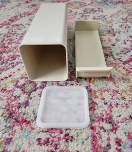 De colección TUPPERWARE 2 lb Quesero Con Bandeja y Tapa Almendra # 1696-4 Usado en Excelente Condición - Imagen 1 de 9