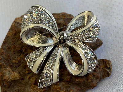 Broche prendedor con lazo Nolan Miller esmalte de estrás transparente alta moda bisutería Foto 1 de 4