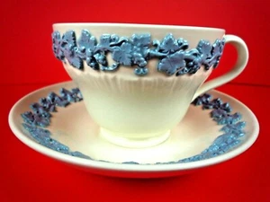 WEDGWOOD OF ETRURIA & BARLASTON EMBOSSED QUEEN'S MARK TEACUP SAUCER SET ENGLAND - Picture 1 of 9