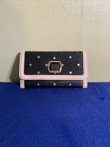 Women's Guess Wallet Great Condition - Picture 1 of 3