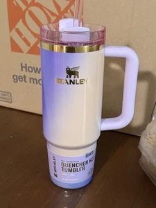 Stanley x Wicked 30oz The FlowState Quencher Becher Glinda For Good IN HAND - Bild 1 von 8