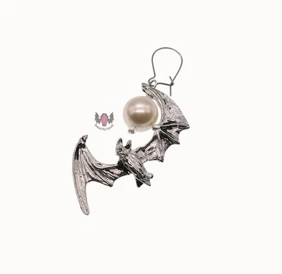 Alchemy Gothic Hallowmoon Single Earring E248 Goth Bat New Moon Vampire Pearl Foto 1 de 3