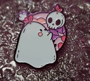 Arcasian Reunited Ghostly Buds - Spilla smaltata fantasma e scheletro Chibi Skull Ghost - Foto 1 di 3