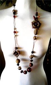 Einzigartiges Design 36" lange Halskette mit echtem Leder braun/grün Blumen & Perlen - Bild 1 von 3