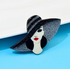 Spilla gioiello viso donna con cappello elegante. - Foto 1 di 4