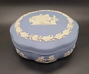 Wedgwood Blue & White Jasperware Large Round Scalloped Trinket Box - Foto 1 di 4