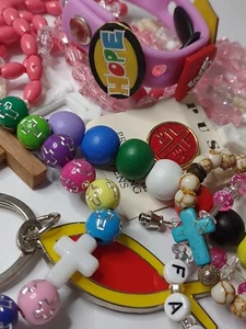 9 Stück bunte bunte Kreuz und Jesus Lot Armband, Rosenkranz, Schlüsselanhänger - Bild 1 von 12