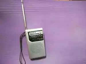 ORIGINAL Sony ICF-S10MK2 Taschen AM/FM Radio, silber - Bild 1 von 9