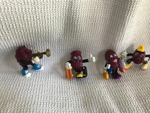 Gruppo di 4 piccole figurine uvetta californiana A - A gr sp5 - Foto 1 di 3