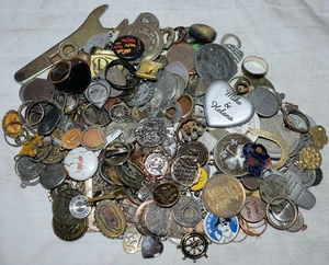 185p. 2 PFUND LOSE SCHMUCKSTÜCKE, RING, OHRRING, KNÖPFE, PINS, KUNSTEDELSTEINE, SELTSAME - Bild 1 von 3
