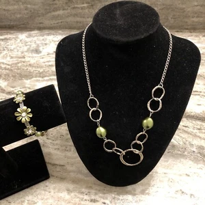 Silver Tone Necklace Hammered Round Links Green Bead and a Flower Bracelet - Picture 1 of 13