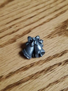 Broche de Navidad tono plateado - acebo y campanas km - Imagen 1 de 2