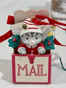 Kätzchen Gurke im Briefkasten Weihnachtsschmuck von Schmid B. Shackman 1990 - Bild 1 von 11