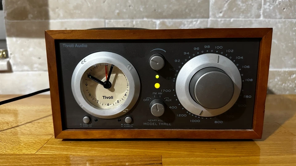 Relógio despertador Tivoli modelo três Henry Kloss madeira e bege - Imagem 1 de 4
