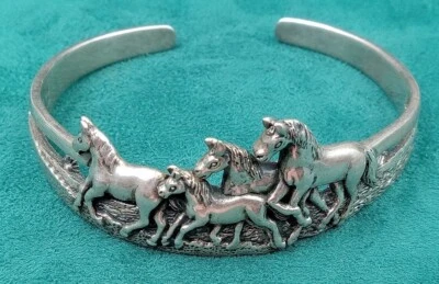 Brazalete ecuestre de plata de ley: grupo de cuatro caballos - bonito detalle Foto 1 de 4