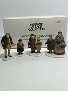 Colección Department 56 Heritage Village Carolers On The Doorstep 5570-0 - Imagen 1 de 9