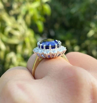 Anillo de compromiso con halo de diamantes y zafiros azules naturales de 4,62 quilates de oro amarillo de 14 quilates Foto 1 de 4