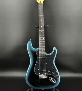 Guitarra Eléctrica Metallic Gradient Blue ST Negra Diapasón de Palisandro Negro - Imagen 1 de 11