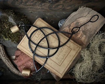 Carillón de viento TRIQUETRA de hierro forjado con campanas de latón decoración de patio celta Foto 1 de 2