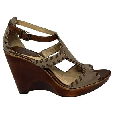 Sandálias femininas Frye 9M couro marrom salto cunha madeira biqueira aberta tornozelo alça - Imagem 1 de 4