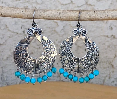 Pendientes de gancho turquesa con cuentas de plata de ley - Grabado floral de doble cara Foto 1 de 4