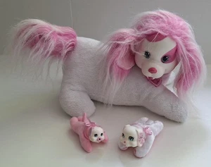 Hasbro Puppy Surprise Dog Hund weiß/rosa mit 2 Babys/ Welpen - Bild 1 von 18