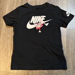 Boys Nike Short Sleeve Graphic T-Shirt Black size 6 - Picture 1 of 5