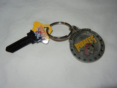 PITTSBURGH PIRATES LOGO KEYCHAIN & UNCUT BLANK KEY SISKIYOU 1997 SBK100 - Image 1 of 4