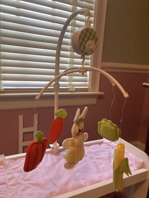 Cuna móvil musical con parche de zanahoria vintage de Judi Foto 1 de 4