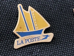 c PINS PIN ENAMEL POST LA POSTE PTT VOILE VOILIER BATEAUX MEYZIEU - Foto 1 di 1